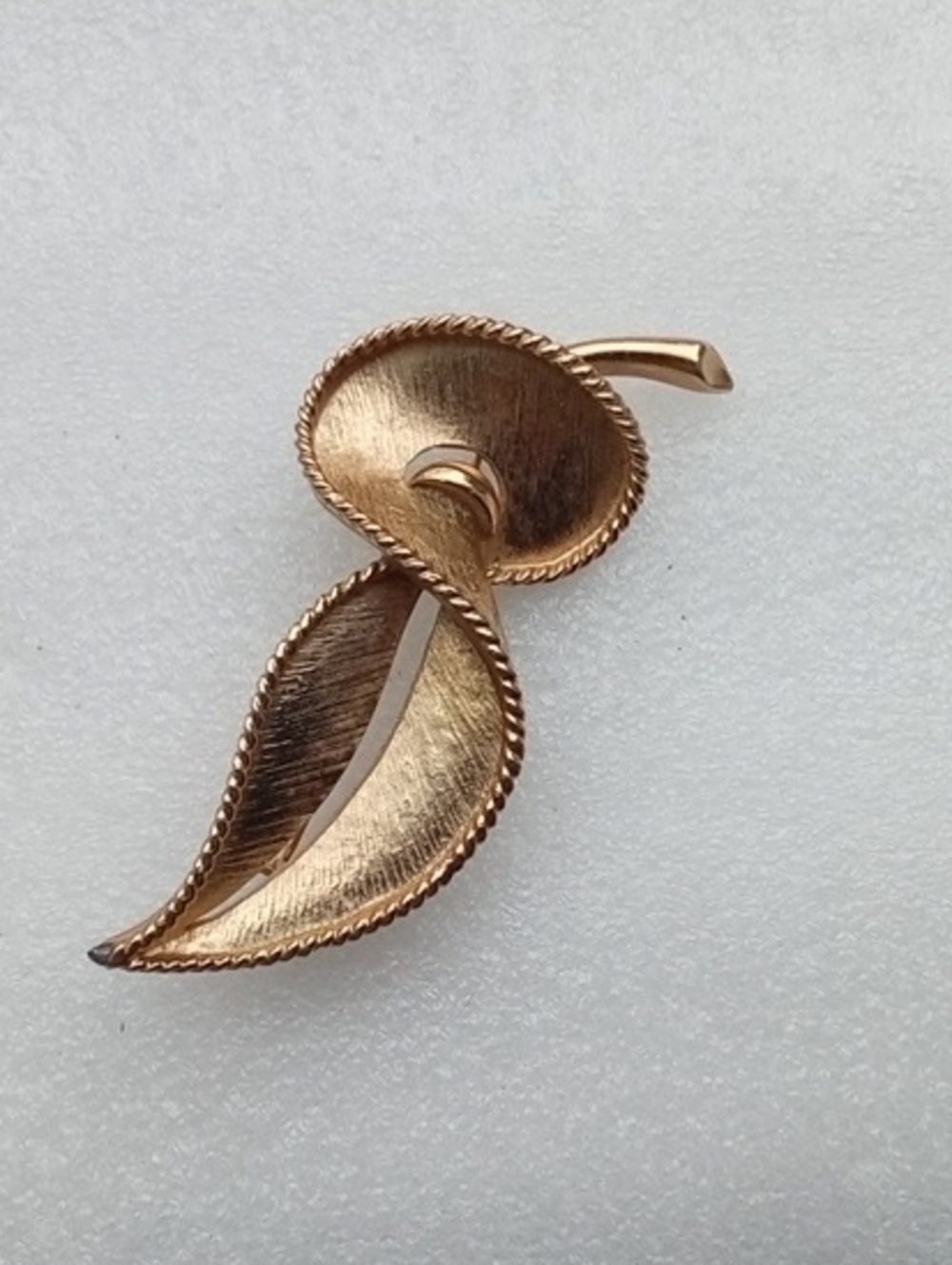 Vintage Gold Tone Leaf Brooch Stylish Mid-century Design A Rope Twist Border